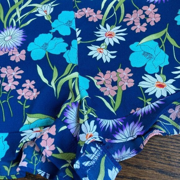 Forever21 blue floral ruffle hem shorts Size Large - Picture 2 of 7